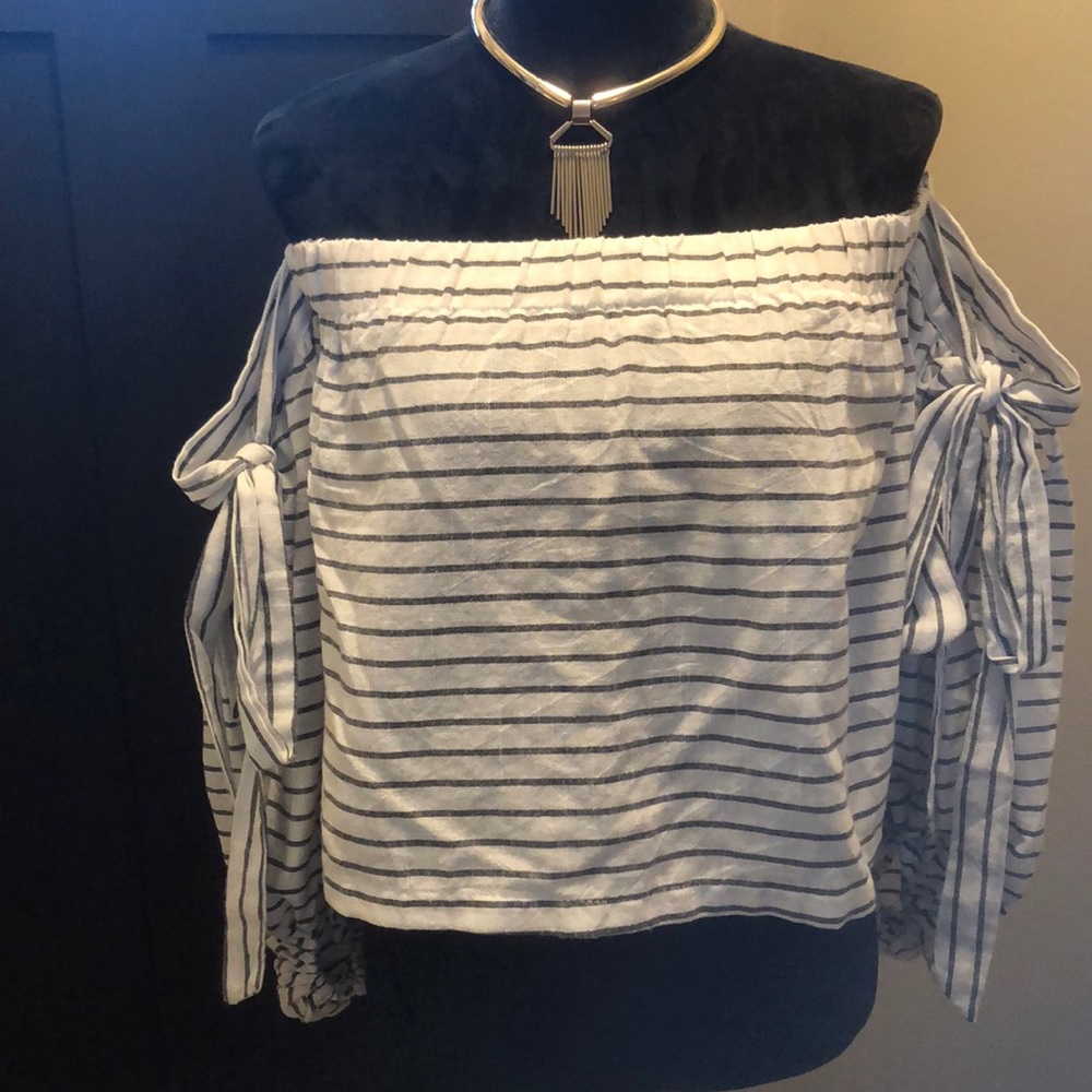 SALE 🎉 4 For $10 🎉 Paper Heart Large Off The Shoulder Blouse